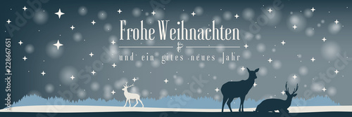 Banner zu Weihnachten und Neujahr mit Rentieren vor einem Wald im Winter