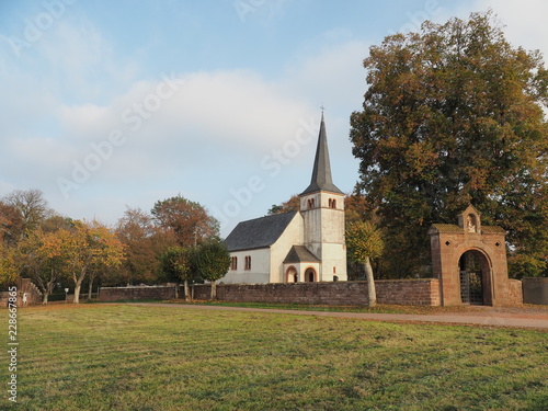 St. Johannes der Täufer Kirche beim Ehrenfriedhof in Kastel-Staadt, neben der Klause und dem Aussichtspunkt Elisensitz 