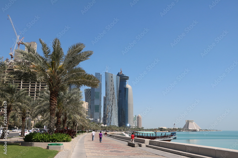 Fototapeta premium The Doha Corniche, Katar am Arabischen Golf 