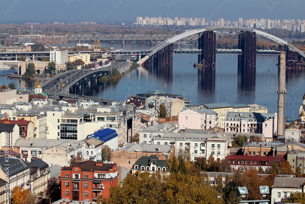 Ταπετσαρία The bridge, which is being repaired, is on the other side of the city
