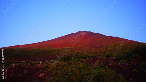 赤く燃える富士山