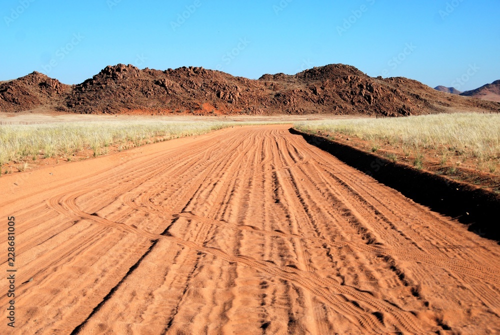 Strada nel deserto del Kalahari in Namibia
