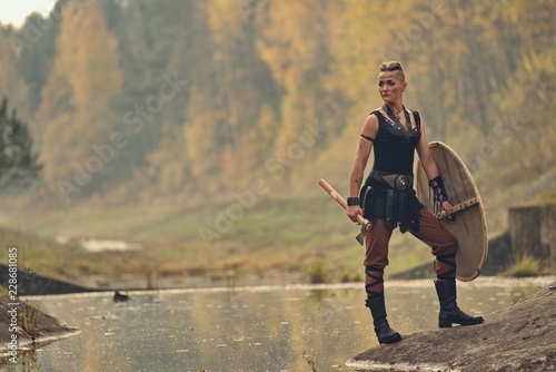 Foto Viking woman with axe in a traditional warrior clothes