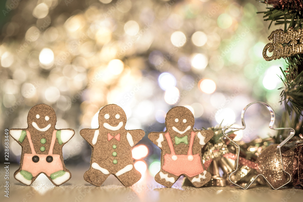 Cute gingerbread man with christmas tree and blurry sparkle background, close up, bokeh, text space(copy space) Cute gingerbread man with christmas tree and blurry sparkle background, close up, bokeh, text space(copy space)
