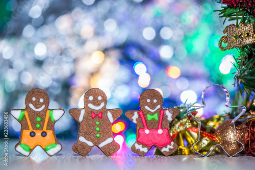 Cute gingerbread man with christmas tree and blurry sparkle background, close up, bokeh, text space(copy space) © RomixImage