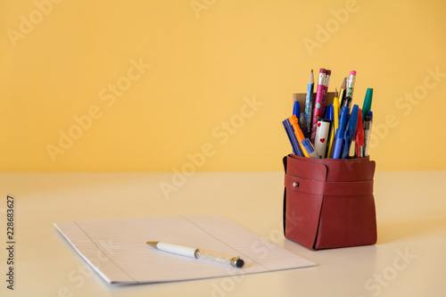Portapenne con penne, matite e colori photo