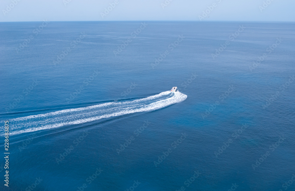 Naklejka premium White motor boat with long trail behind
