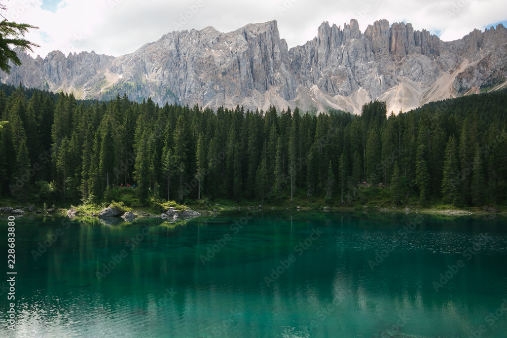 Splendido lago dall'acqua turchese Splendido lago dall'acqua turchese