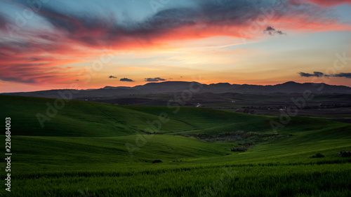 Paesaggi collinare siciliano al tramonto