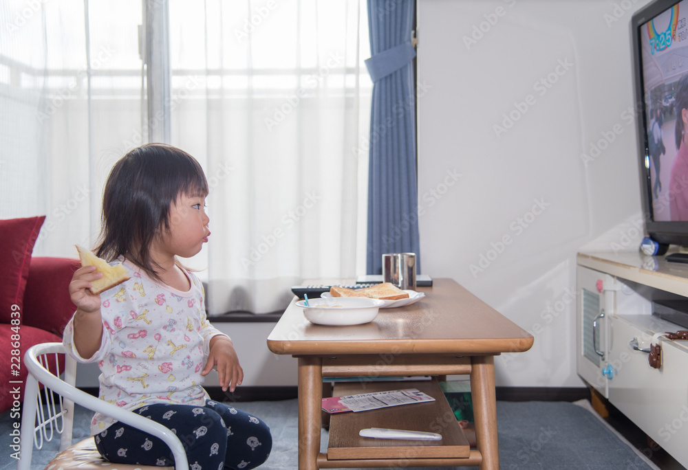 朝食を食べる子供 朝食を食べる子供