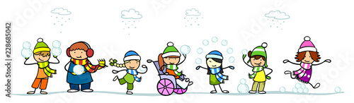 Kinder werfen Schneeball im Schnee im Winter