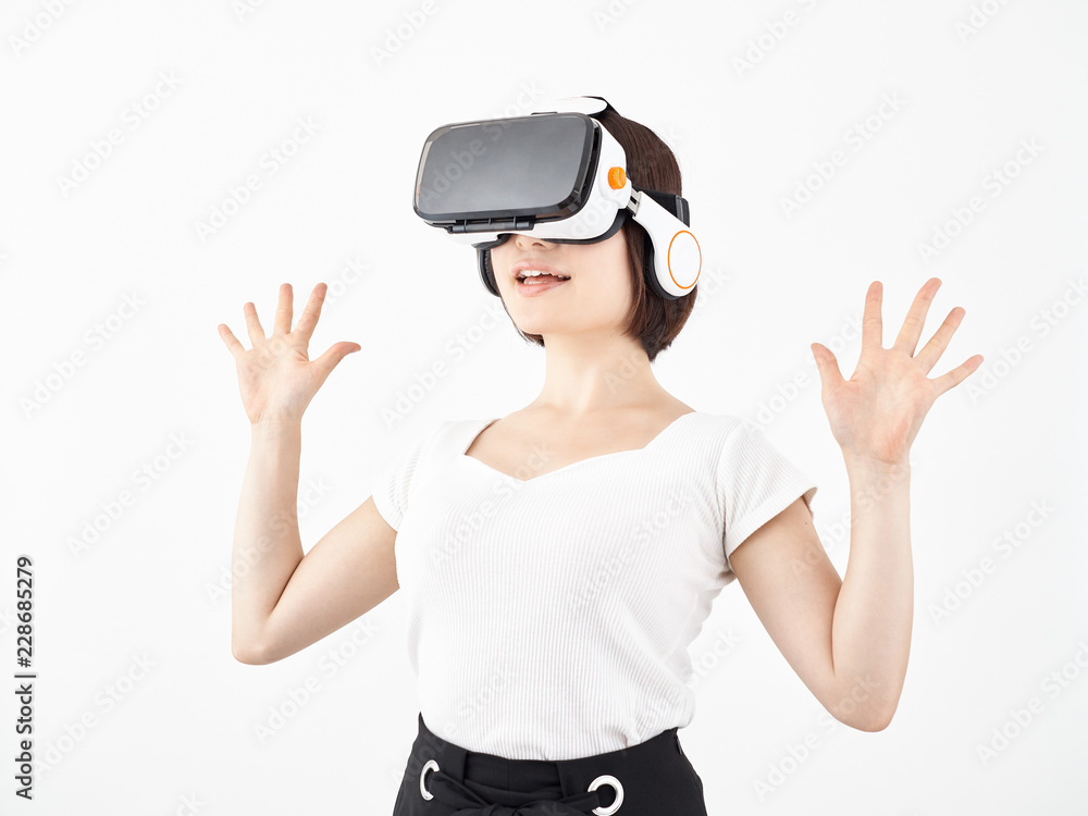 白い背景でvrヘッドマウントディスプレイをつけて驚く女性 Stock 写真 Adobe Stock