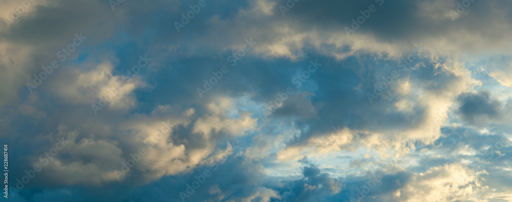 Obraz premium cloudy blue sky background panorama