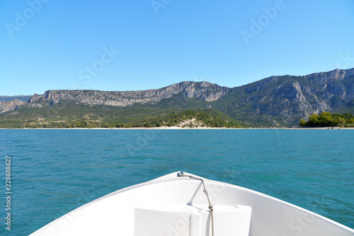 Lac de Sainte-Croix en bateau. Gorges du Verdon. Var. Alpes-de-Haute-Provence. France.
