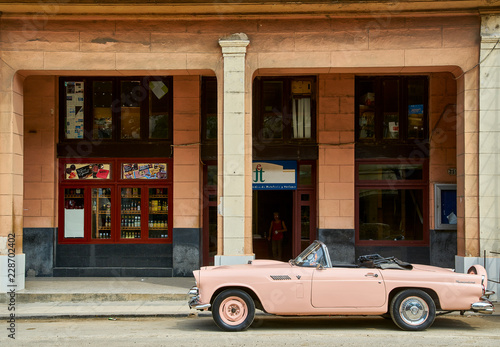 Coche antiguo en calle de La Habana photo