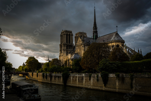 Kathedrale Notre-Dame Paris wird durch das Abendlicht partiell angestrahlt