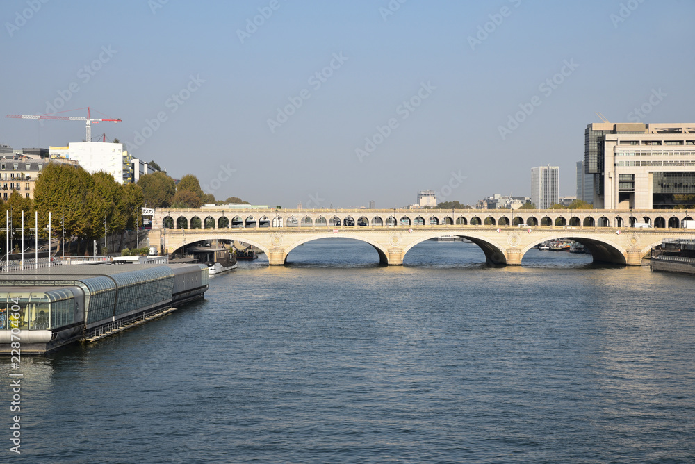 Pont de Bercy sur la Seine à Paris, France