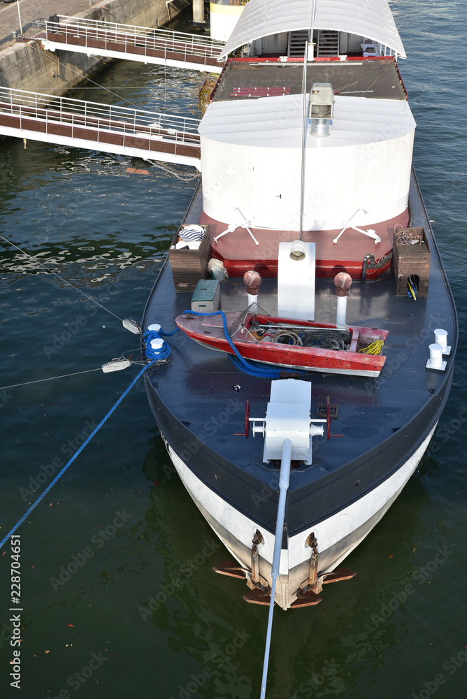 Bateau amarré sur la Seine à Paris