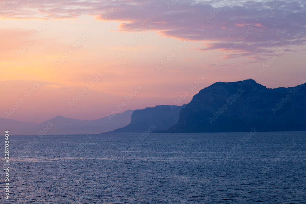 Sonnenaufgang über dem Tyrrhenischen Meer