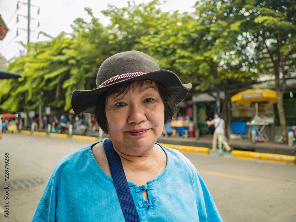Φωτογραφία Asian Senior women Shopping in Chatuchak Weekend Market Bangkok Thailand