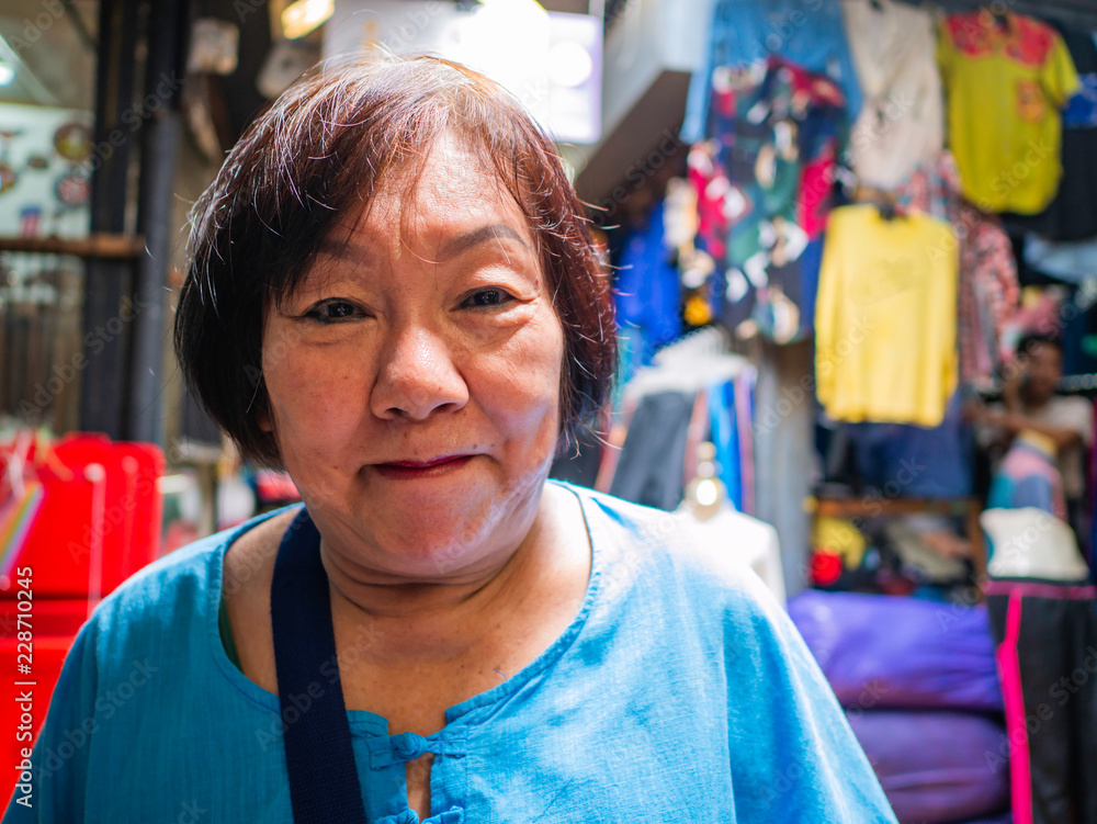 Φωτογραφία Asian Senior women Shopping in Chatuchak Weekend Market Bangkok Thailand