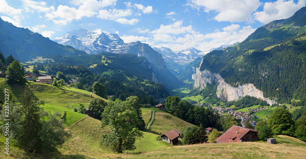 grandiose Aussicht ins Lauterbrunnental, zur Jungfrau und auf Wengen. Schweizer Alpen.