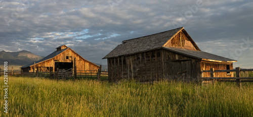 Quadro su tela Two old barns