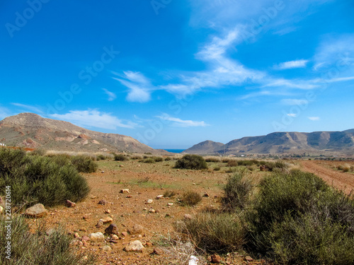 karge hügelige Landschaft bei MTB-Tour zum Strand El Playazo, Cabo de Gata, Andalusien, Spanien, Umgebung von Almeria