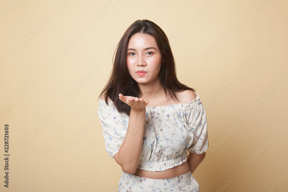 Obraz premium Beautiful young Asian woman blow a kiss.