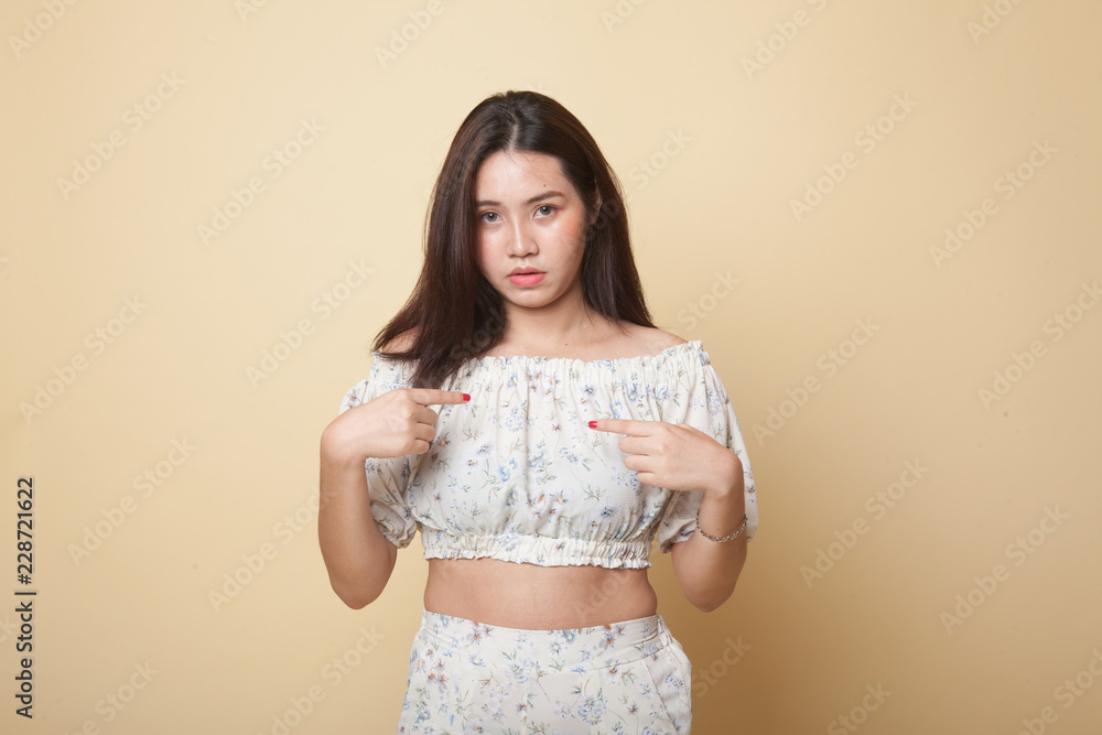Obraz premium Young Asian woman point at herself ask why me.