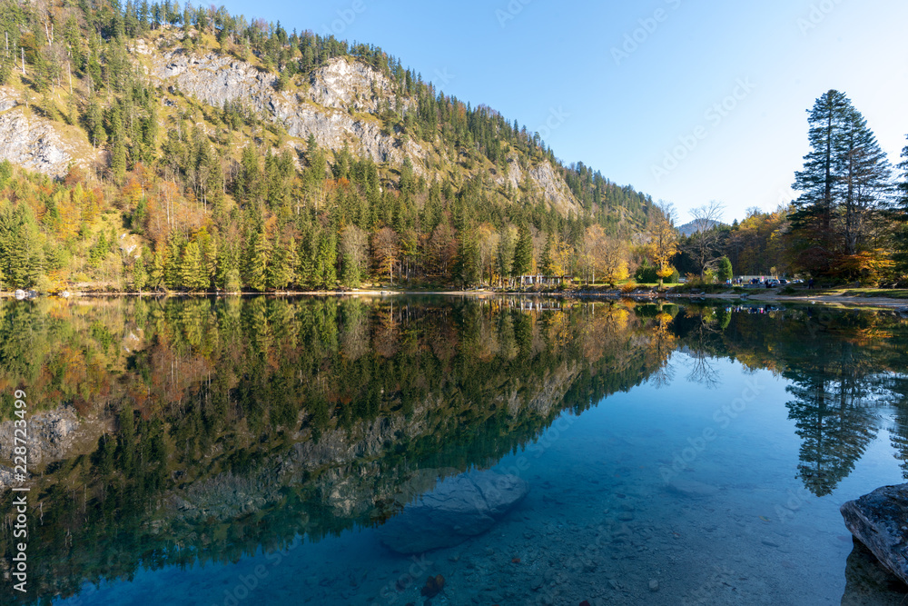 Fototapeta premium Langbathsee mit bunten Laubbäumen und Herbstblättern, an einem wunderschönen Herbsttag