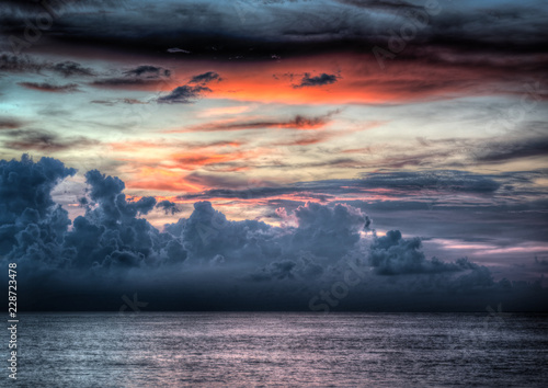 Aufziehende Gewitterfront bei Sonnenuntergang am Meer