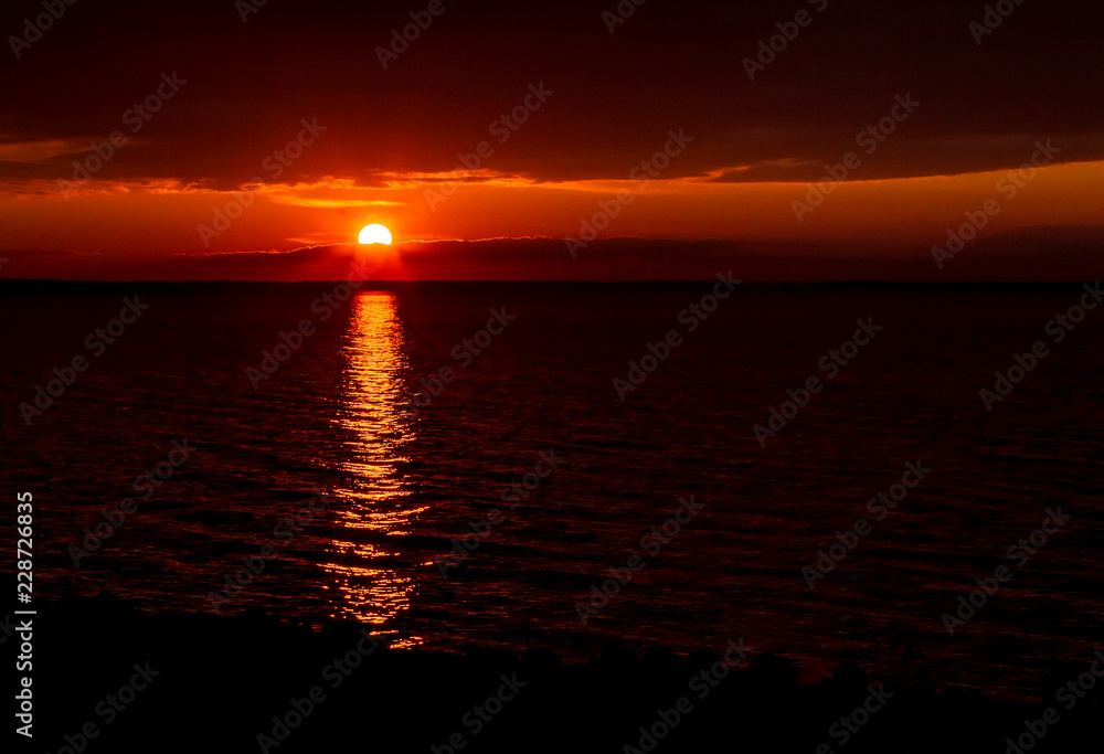 Naklejka premium Red autumn sunset on the sea