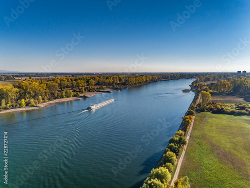 Luftbild Tanker auf dem Rhein