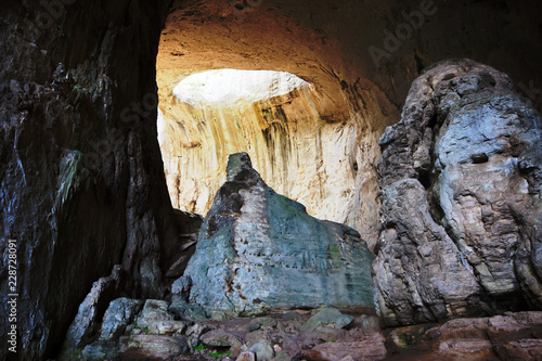 Prohodna cave