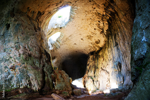 Prohodna cave