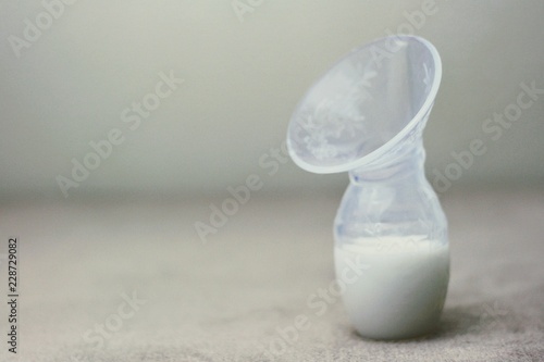 Manual Haakaa style hand breast pump for breast milk