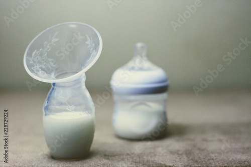 Manual Haakaa style hand breast pump for breast milk