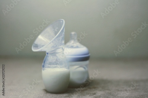Manual Haakaa style hand breast pump for breast milk