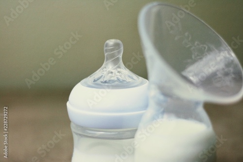 Manual Haakaa style hand breast pump for breast milk