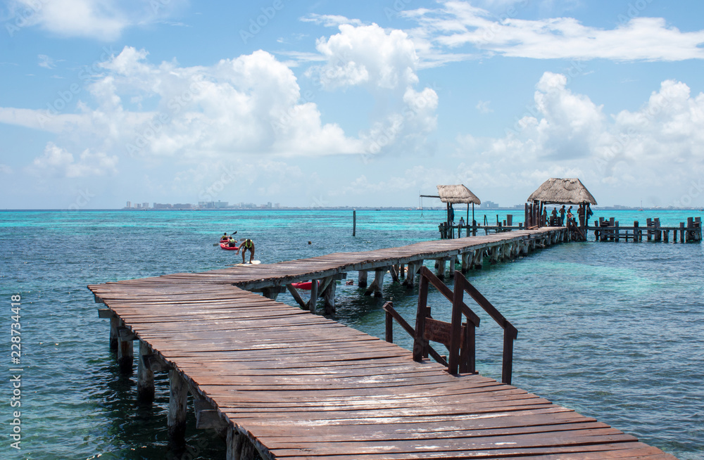Muelle hacia la palapa, vacaciones en isla Mujeres, Riviera Maya, Mexico