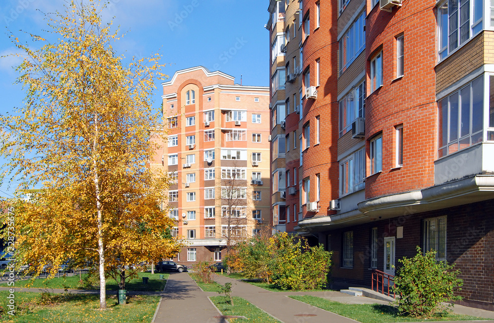 Двор в новых жилых домах в Москве
