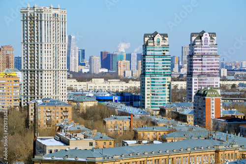Новые жилые комплексы и старые дома в районе Щукино в Москве