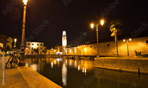 Hafenstadt in der Nacht