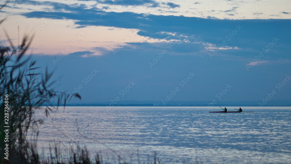 Kanufahrer auf See
