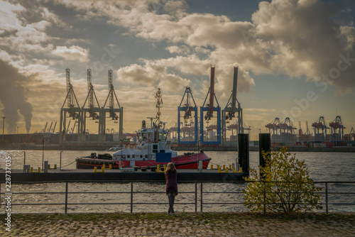 Hamburg Hafen mit Schlepperboot und Kräne