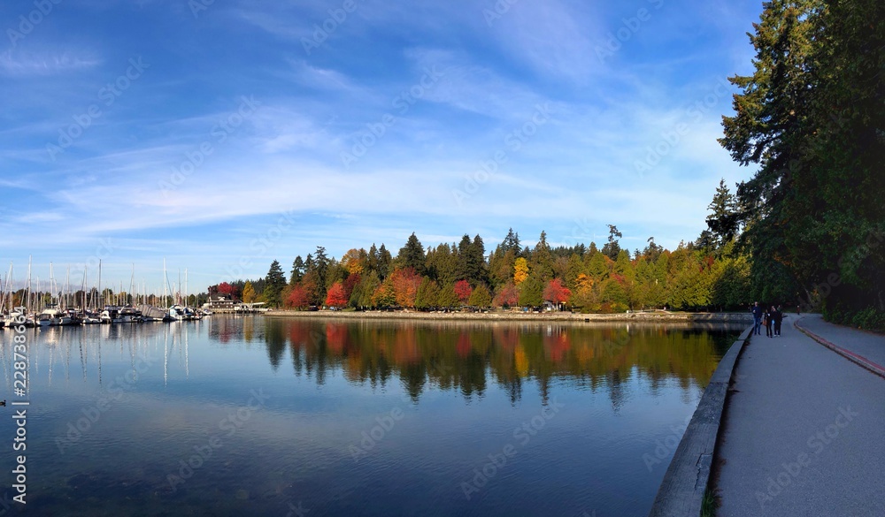 Fototapeta premium Autumn Stroll on Seawall, Vancouver, Canada.