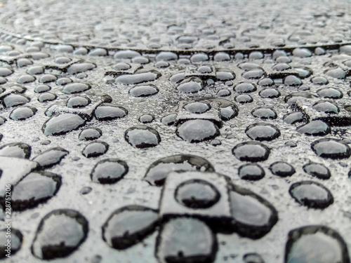 Metal hatch with drops