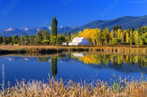 Konstfotografi A White Barn & Fall Colors in Lee Metcalf National Wildlife Refuge