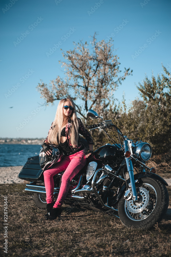Obraz premium Beautiful woman on motorcycle outdoor. 